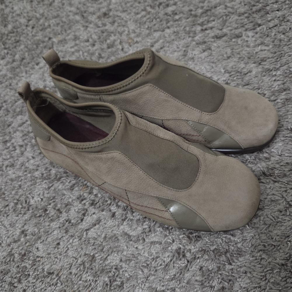 AEROSOLES Men's Green and Beige Casual Sneakers - Picture 4 of 10